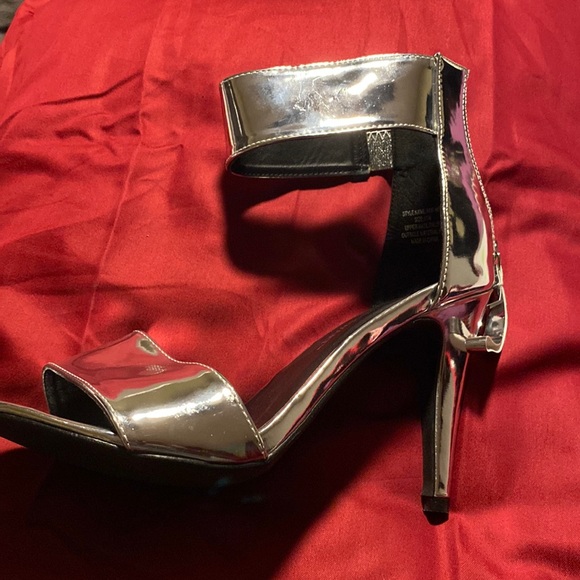 Silver heels - Picture 1 of 5